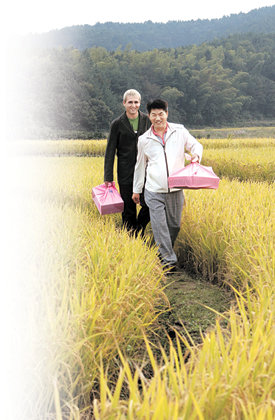 대우조선해양 김근중 반장은 2003년 설부터 4년째 명절 때마다 외국인 기술연수생을 고향인 전남 강진으로 데려가 ‘한국 명절체험’을 하게 했다. 김 반장(앞쪽)은 이번 추석에도 루마니아인 기술연수생 몰도베아누 트라이안 씨를 데려갈 계획이다. 사진 제공 대우조선해양