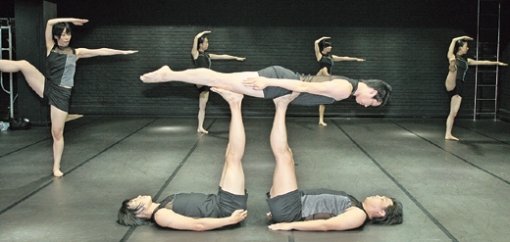 한글을 주제로 삼은 창작무용을 뚝심 있게 선보여 온 밀물현대무용단이 3일 연습실에서 자음 ‘ㅍ’을 만들어 보이고 있다. 강병기  기자