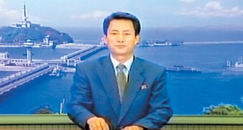 북한 조선중앙방송 아나운서가 3일 오후 6시 “핵실험을 할 것”이라는 북한 외무성 성명을 발표하고 있다. 연합뉴스