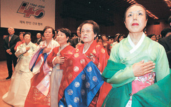 한국 간호사가 독일에 파견된 지 올해로 40년이 됐다. 5월 21일 독일 프랑크푸르트에서 열린 ‘파독 간호 40주년 기념행사’에서 한복을 입은 파독 간호사 출신 교포 여성들이 국민의례를 하고 있다. 동아일보 자료 사진