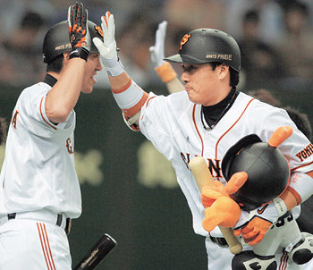 4일 열린 일본 프로야구 요코하마전에서 8회 말 16일 만에 홈런포(41호)를 쏘아올린 요미우리의 이승엽(오른쪽)이 동료와 하이파이브하며 기쁨을 나누고 있다. 도쿄=연합뉴스