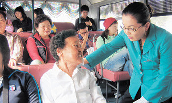 4일 오전 충남 태안군 태안읍∼근흥면 마도리행 버스 안. 전국에서 한 명뿐인 버스 안내양 정화숙(오른쪽) 씨가 잠시 틈을 내 승객들과 이야기를 나누고 있다. 태안=지명훈  기자