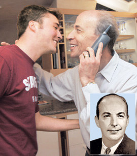 올해 노벨화학상 수상 소식을 들은 미국 스탠퍼드대 로저 콘버그 교수(오른쪽)가 이 대학에 다니는 아들 가이 콘버그 씨를 얼싸안으며 기뻐하고 있다. 작은 사진은 1959년 노벨의학생리학상을 받은 콘버그 교수의 아버지 아서 콘버그 교수. AP 연합뉴스