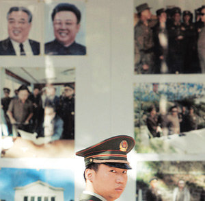 김정일 홍보물 빼곡한 베이징 北대사관 4일 중국 베이징 주재 북한대사관 앞. 대사관을 지키는 중국 공안 뒤로 북한 정부의 활동상을 선전하는 사진 게시물이 빼곡하다. 이날 중국은 핵실험을 공언한 북한을 향해 “자제심을 갖고 6자회담으로 돌아오라”고 촉구했다. 베이징=AFP 연합뉴스