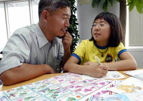 자녀양육전문가 권오진 씨가 아이와 함께 놀아주며, 즐거운 시간을 보내고 있다.