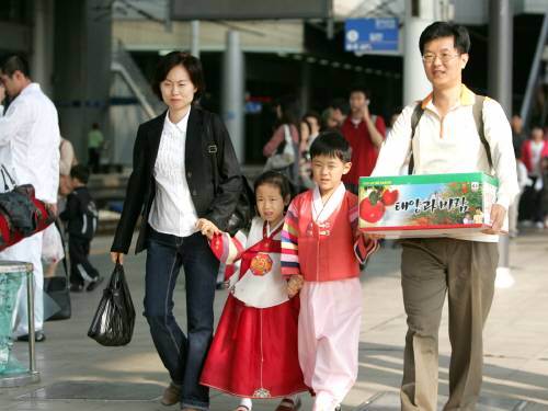 추석 고향 찾는 귀성객 추석을 맞아 고향인 경남 마산으로 향하는 박희태씨 부부와 이삭, 미람이 4일 오전 서울역에서 부모님께 전할 선물을 들고 걸어가고 있다. 연합