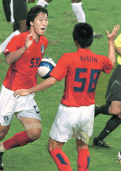 김동현 만회골김동현(가운데)이 가나와의 친선경기에서 0-2로 뒤진 후반 18분 염기훈의 슈팅이 상대 골키퍼를 맞고 나오자 재빨리 문전으로 달려들어 만회 골을 터뜨리고 있다. 이훈구 기자