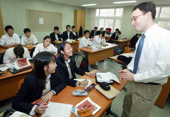서울 경기지역 외국어고 입학전형이 10월 중에 실시된다. 외국어고 입시에서는 구술면접이 중요하다. 한 외국어고에서 학생들이 외국인 교사와 토론식 수업을 하고 있다.