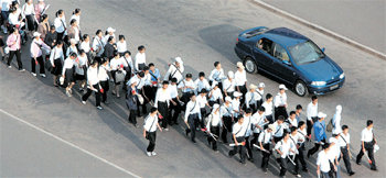 매스게임 준비하는 北학생들지난 주말 북한 학생들이 조선노동당 창건기념일(10일)에 열릴 대규모 매스게임을 연습하기 위해 줄지어 평양 시내를 걸어가고 있다. 북한은 당 창건기념일을 하루 앞둔 9일 오전 핵실험을 감행했다. 연합뉴스