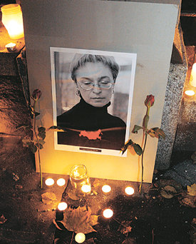 9일 핀란드 주재 러시아 대사관 앞에서 일부 시민이 러시아 여기자 안나 폴릿콥스카야 씨의 ‘의문의 죽음’을 철저히 조사하라며 시위한 뒤 그의 사진 앞에 촛불과 조화를 놓고 애도했다. 헬싱키=AP 연합뉴스
