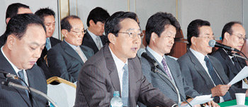 개성공단기업협의회 소속 회원들은 10일 서울 영등포구 여의도동 중소기업중앙회 회관에서 개성공단 입주 기업들이 북한 핵실험에 관계없이 안정적으로 활동할 수 있도록 정부가 특단의 조치를 취해 줄 것을 요구했다. 사진 제공 중소기업중앙회