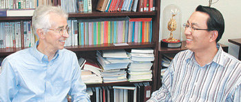 시그프리드 헤커 로스앨러모스 국립연구소 명예소장(왼쪽)이 10일 미국 스탠퍼드대 회의실에서 이 학교 신기욱 아시아태평양연구소장과 북한 핵실험을 주제로 대담하고 있다.