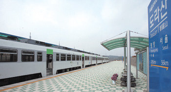 적막한 도라산역 10일 경의선 남측 마지막 역인 경기 파주시 도라산역은 북한의 핵실험 여파로 관광객들의 발길이 끊겨 한산한 모습을 보이고 있다. 파주=연합뉴스