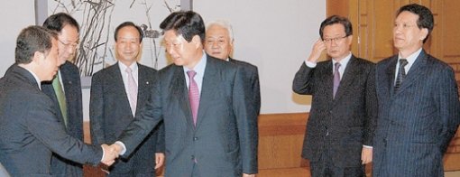 노무현 대통령은 10일 오전 청와대에서 여야 5당 대표 및 원내대표들과 북한 핵실험 사태에 대한 대응방안을 논의했다. 회동에 앞서 김근태 열린우리당 의장(왼쪽)과 한화갑 민주당 대표가 악수를 하며 인사하고 있다. 석동률 기자