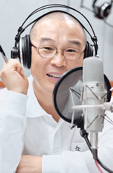 불교방송 FM ‘행복한 미소’를 진행하는 성전 스님. 김미옥 기자