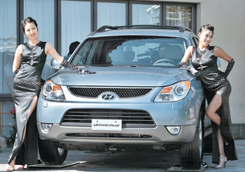 현대자동차는 12일 서울 쉐라톤워커힐호텔에서 현대·기아자동차그룹 김동진 부회장 등 관계자들이 참석한 가운데 고급 스포츠유틸리티차량(SUV)인 ‘베라크루즈’의 신차 발표회를 열었다. 사진 제공 현대자동차