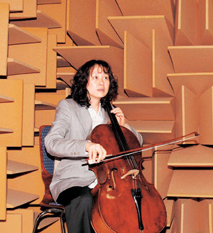소리가 벽에서 반사되지 않는 ‘무향실’에서 첼로를 직접 연주하는 한국과학기술원(KAIST) 김정진 교수.