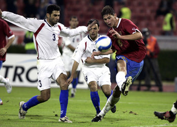 수비 따돌리고…세르비아 몬테네그로의 니콜라 지기치(오른쪽)가 12일 세르비아의 베오그라드에서 열린 아르메니아와의 2008 유럽축구선수권대회 A조 예선 4차전 경기에서 상대 수비수들을 따돌리고 슛을 하고 있다. 3-0으로 이긴 세르비아는 3승1무를 기록해 A조 선두를 유지했다. 베오그라드=AP 연합뉴스