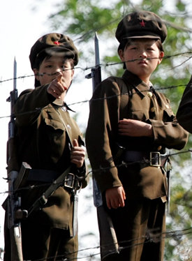 철조망 너머의 北 女보위대원북한의 핵실험 실시 사흘째인 12일 평안북도 신의주에서 순찰 중인 보위대원들. 보위대는 중요 공장과 시설을 보위하는 비정규군으로 주로 고등중학교를 졸업한 17세 이상 여성들이 결혼 전까지 근무하며, 북한에서는 괜찮은 여성 직종으로 인식되고 있다. 단둥=AP 연합뉴스