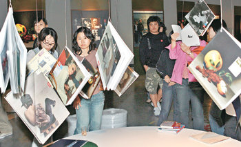 12일 서울 예술의전당에서 열린 ‘디자인 메이드 2006’의 개막식에 참석한 관객들이 멀티미디어 아트 축제 ‘소나르’ 관련 자료를 둘러보고 있다. 김미옥 기자