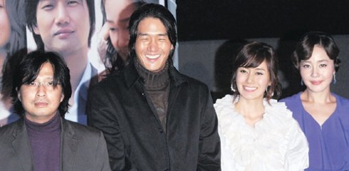 12일 부산국제영화제의 개막작 ‘가을로’의 감독과 배우들이 영화 상영이 끝난 뒤 부산 수영만 요트경기장 특설상영관에서 기자회견에 앞서 포즈를 취했다. 왼쪽부터 김대승 감독, 배우 유지태, 김지수, 엄지원 씨. 부산=최재호 기자