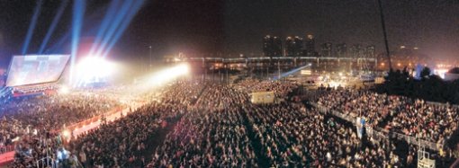 부산, 영화의 바다가 열렸다제11회 부산국제영화제가 12일 오후 부산 수영만 요트경기장 특설 상영관에서 개막했다. 이 자리에 참석한 6000여 명의 관객은 개막작으로 선정된 김대승 감독의 ‘가을로’를 관람하며 ‘영화의 바다’에 빠져들었다. 부산=최재호  기자