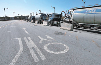 멀어진 개성길북한의 핵실험으로 개성공단과 금강산관광 사업 지속 여부가 도마에 오른 가운데 12일 개성공단으로 향하는 차량들이 경기 파주시 도라산 남북출입사무소(CIQ)에서 출입 절차를 밟기 위해 대기하고 있다. 파주=강병기 기자