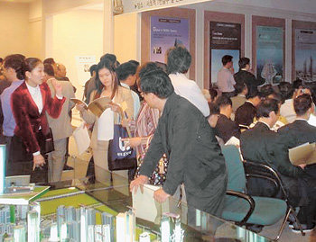 해외부동산 투자 열기가 뜨겁다. 12일 서울 서초구 서초동 ‘두바이 반도 유보라타워’ 모델하우스에서 열린 두바이 부동산 투자설명회에 일반인들이 대거 몰렸다. 사진 제공 반도건설