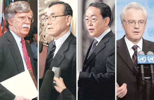 분주한 유엔 대사들 12일 유엔 안전보장이사회의 대북 제재 결의안 채택이 임박해지면서 유엔주재 대사들의 움직임이 빨라졌다. 존 볼턴 미국 대사, 오시마 겐조 일본 대사, 왕광야 중국 대사, 비탈리 추르킨 러시아 대사(왼쪽부터)를 대상으로 한 취재 열기도 뜨겁게 달아올랐다. 뉴욕=AP 연합뉴스