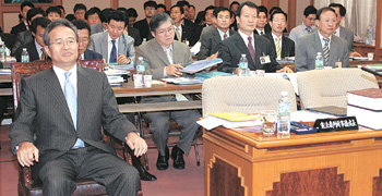 헌재소장석 비운 채로… 헌법재판소장 권한대행을 맡고 있는 주선회 헌재 재판관(왼쪽)이 13일 서울 종로구 재동 헌재에서 열린 국회 국정감사에 참석해 인사말을 하기에 앞서 답변석 옆 테이블 없는 의자에 앉아 있다. 국회 법사위의 출석 요구를 거부한 주 재판관은 인사말을 마친 뒤 국감장을 떠났다. 신원건 기자