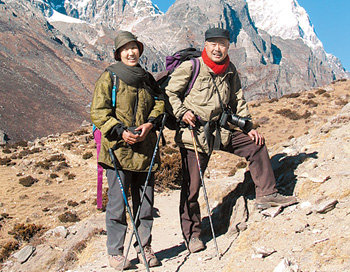 히말라야 설산을 배경으로 숨을고르고 있는 김홍성 시인(오른쪽)과 올해 세상을 떠난 부인 정명경 씨.