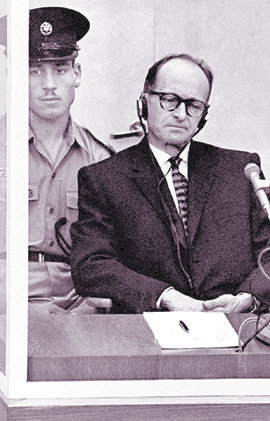 1961년 법정에 선 아이히만 1961년 4월 18일 이스라엘 예루살렘 재판정에서의 아돌프 아이히만. 나치 독일의 유대인 학살 책임자인 아이히만에 대한 재판은 히브리어, 독일어, 영어, 프랑스어 동시통역으로 진행됐는데 아이히만은 독일어로 법정공방의 내용을 청취했다. 4개 국어를 모두 할 줄 알았던 한나 아렌트는 법정에서 그의 일거수일투족을 관찰하며 ‘악의 평범성’을 발견했다. 로이터 연합뉴스