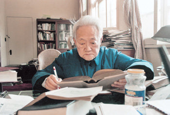 중국의 대문호 바진이 생전에 집필하던 모습.사진 제공 황소자리