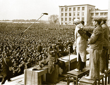 중국 문화대혁명 기간에 열린 군중집회. 화려한 옷을 입은 여인을 세워놓고 “부르주아 의식에 물들었다”고 비판했다. 동아일보 자료 사진