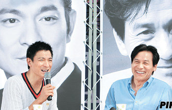 13일 부산 해운대 야외무대에서 부산국제영화제 행사로 열린 ‘오픈 토크’ 시간, 홍콩의 배우 겸 제작자 류더화 씨(왼쪽)와 한국 배우 안성기 씨가 영화 얘기를 나눴다. 사진 제공 부산국제영화제 사무국