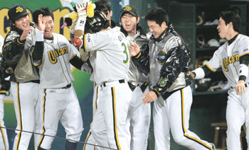 “잘했어” 현대 이택근(등 번호 31번)이 5회말 한화의 바뀐 투수 지연규에게서 2점 홈런을 때려낸 뒤 동료들의 축하를 받고 있다. 5-3으로 쫓기던 현대는 이 홈런으로 점수 차를 벌리며 승부를 사실상 결정지었다. 수원=연합뉴스