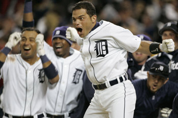 “와! 끝났다”디트로이트 포수 이반 로드리게스(가운데)가 15일 오클랜드와의 아메리칸리그 챔피언십시리즈 4차전에서 9회 매글리오 오도네스가 끝내기 3점 홈런을 터뜨리자 동료들과 더그아웃에서 뛰쳐 나오며 환호하고 있다. 디트로이트=AP 연합뉴스