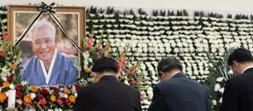 15일 광주 동구 광산동 옛 전남도청 앞마당에 마련된 홍남순 변호사의 분향소에는 그를 추모하는 시민들의 발길이 끊이지 않았다. 홍 변호사의 영정 앞에서 추모객들이 국화꽃을 바친 뒤 묵념을 올리고 있다. 광주=연합뉴스