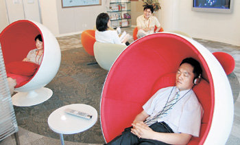 SK㈜는 서울 종로구 서린동 본사 사옥 22층에 ‘하모니아’라는 사원 휴게 공간을 운영하고 있다. 휴식을 취하거나 경력 및 생활문제에 대한 전문가의 상담도 받을 수 있다. 사진 제공 SK㈜