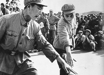 1966년 8월 중국 하얼빈에서 홍위병들이 펼친 ‘반란은 정당하다(造反有理)’ 공연. 중국 사진작가 리전성의 작품. 사진 제공 지식의 숲