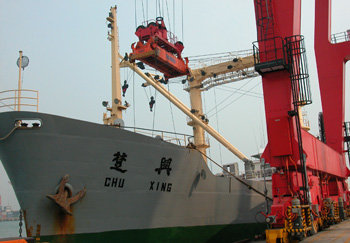 부산항과 북한 나진항을 오가는 중국 선적 화물선 ‘추싱호’가 10일 부산항에서 출항 준비를 하고 있다. 추싱호는 마약은 물론 위조담배 밀수에도 이용된 것으로 밝혀졌다. 사진 제공 한나라당 이상배 의원실