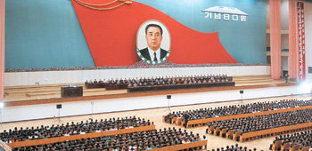 타도제국주의동맹 80주년… 김정일은 불참 16일 북한 평양체육관에서 열린 ‘ㅌ.ㄷ(타도제국주의동맹·1926년 김일성 주석이 만주에서 결성했다는 혁명 조직) 결성 80주년 기념 중앙보고대회’. 김영남 최고인민회의 상임위원장은 이날 핵실험 성공 사실을 재확인했다. 김정일 국방위원장은 이날 모습을 드러내지 않았다. 조선중앙통신=연합뉴스