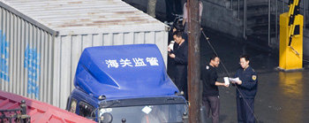 세관 심사 받는 북한행 화물 중국 세관원들이 16일 단둥에서 북한으로 들어가는 트럭의 서류를 살펴보고 있다. 단둥=AP 연합뉴스