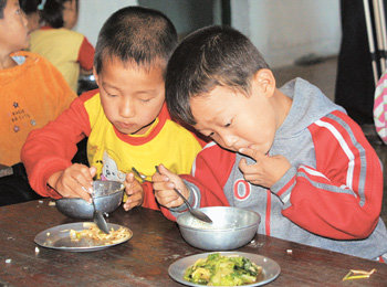 이런 판국에 핵실험 12일 북한 평안북도 향산의 한 유치원에서 세계식량계획(WFP)이 지원한 음식을 먹고 있는 어린이들. WFP는 “유엔의 대북 제재로 북한에 식량 지원이 끊기면 주민 수백만 명이 올겨울 큰 곤경에 처하게 될 것”이라고 경고했다. 향산=AP 연합뉴스