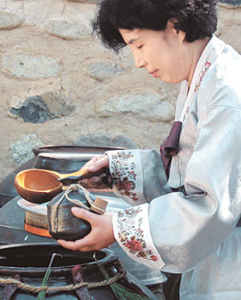 보성 선씨 참의공파 21대 종부인 김정옥 씨가 350년간 맥을 이어 온 덧간장을 옮겨 담고 있다. 보은=연합뉴스