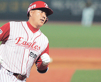 한화 이도형이 4-4로 맞선 6회 1사후 승부의 추를 다시 돌리는 솔로 홈런을 터뜨린 뒤 다이아몬드를 돌고 있다. 이도형은 준플레이오프 1차전부터 이전 타석까지 18타수 무안타의 극심한 타격 슬럼프를 겪었다. 대전=연합뉴스