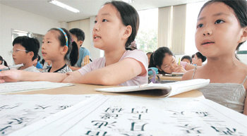 한자는 무작정 일찍 가르치는 것보다는 학생의 학습 발달 정도를 고려해 처음에는 그림을 보여주면서 글자 모양을 익히게 한 뒤 나중에 한자의 뜻이나 음을 익히게 하는 것이 좋다. 동아일보 자료 사진