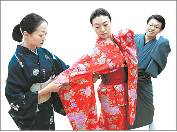 오페라 ‘나비부인’에서 소프라노 노정애 씨(가운데, 초초상 역)의 몸동작을 지도하고 있는 일본 전통 무용가 하나야기 스케타로 씨(오른쪽)와 고바야시 게이코 씨.사진 제공 경기도문예회관협의회