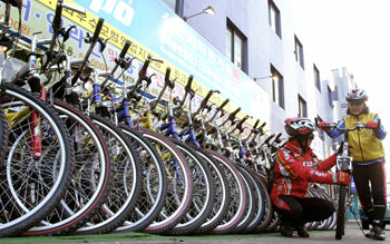 운동을 겸해 자전거로 출퇴근하는 사람이 증가하고 있다. 동아일보 자료 사진