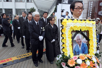 홍남순 변호사의 영결식이 17일 광주민주시민장으로 거행된 가운데 운구행렬이 노제를 위해 영결식장을 나서고 있다. 광주=연합뉴스